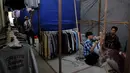 Pedagang yang berada di TPS Pasar Senen Blok III adalah para korban kebakaran yang berjualan tekstil, reklame, dan jasa, Jakarta, Sabtu (7/2/2015). (Liputan6.com/Johan Tallo) 