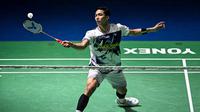 Di final India Open 2026, peraih emas Asian Games 2018 itu kalah dua set langsung dengan skor 10-21 dan 18-21. Tampak dalam foto, tunggal putra Indonesia, Jonatan Christie memukul bola balasan saat pertandingan final tunggal putra melawan Lin Chun-yi (Taiwan) di turnamen bulu tangkis India Open 2026 di Indira Gandhi Indoor Stadium, New Delhi, Minggu (18/1/2026) sore WIB. (Sajjad HUSSAIN/AFP)