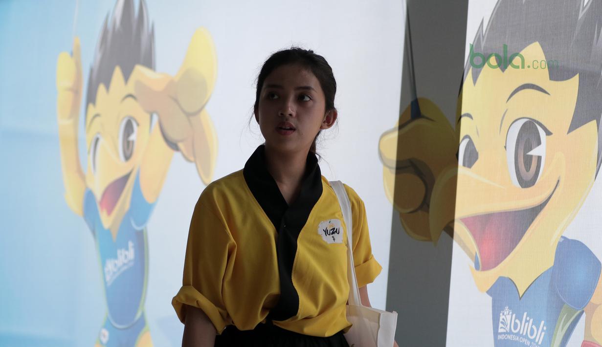Seorang SPG melintas dekat maskot Indonesia Open 2018 di Istora Senayan, Jakarta, (5/7/2018). Indonesia Open 2018 berlangsung dari 3-8 Juli 2018. (Bola.com/Nick Hanoatubun)