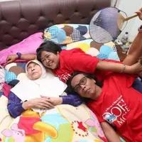 Para pemain Si Doel The Movie bersama Aminah Cendrakasih alias Mak Nyak. foto: Budy Santoso/kapanlagi.com