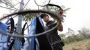 Seorang pedagang atribut merapikan dagangannya di Stadion Si Jalak Harupat, Bandung, Sabtu (24/10/2015). (Bola.com / Nicklas Hanoatubun)