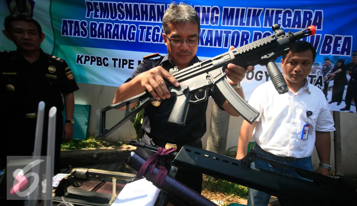 Petugas menunjukan barang bukti replika senjata api pada pemusnahan barang milik negara hasil penindakan 2015-2016 di Bea dan Cukai Yogyakarta, Selasa (24/5). (Liputan6.com/Boy harjanto)