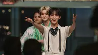 Tiga personel boyband XODIAC, Zayyan, Leo dan Hyunsik tampil di acara Persembahan dari Solo di Pura Mangkunegaran, Solo, Minggu malam (17/9).(Liputan6.com/Fajar Abrori)