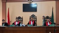 Sidang gugatan wanprestasi terkait batalnya produksi mobil Esemka yang digelar di Pengadilan Negeri Solo, Kamis (8/5).(Liputan6.com/Fajar Abrori)