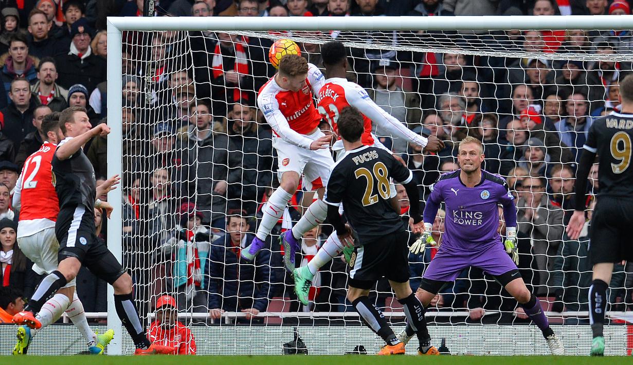 Striker Arsenal, Danny Welbeck, saat mencetak gol ke gawang Leicester City di menit akhir dalam laga Liga Inggris di Stadion Emirates, London, Minggu (14/2/2016). (AFP/Glyn Kirk)