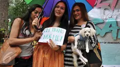 Puluhan transgender menggelar peringatan Transgender Day of Remembrance di Taman Suropati, Jakarta, Minggu (22/11). Kegiatan ini untuk mengenang transgender yang terbunuh akibat kebencian terhadap orang-orang transgender. (Liputan6.com/Gempur M Surya)
