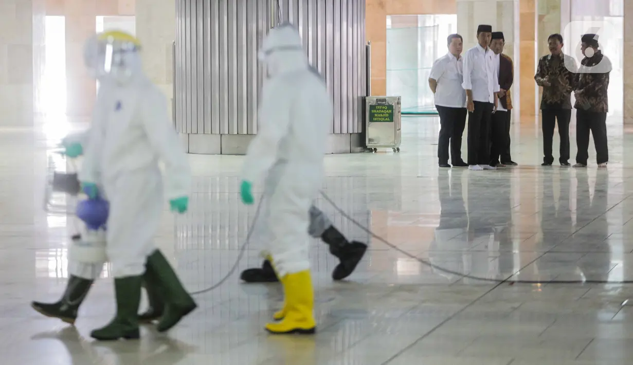 Presiden Joko Widodo atau Jokowi menyaksikan petugas menyemprotkan cairan disinfektan di Masjid Istiqlal, Jakarta, Jumat (13/3/2020). Proses sterilisasi ini dilakukan dalam rangka mencegah penularan virus corona Covid-19. (Liputan6.com/Faizal Fanani)