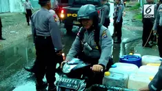Ratusan liter minuman keras jenis tuak, berhasil disita petugas dalam sebuah operasi penertiban senin siang.