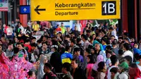 Ratusan calon penumpang Lion Air terlantar di Terminal 1B Bandara Soekarno Hatta. Penumpang saat di depan loket Lion Air di terminal 1B Bandara Soekarno Hatta,  Tengerang. Kamis (20/2/2015). (Liputan6.com/Faisal R Syam)