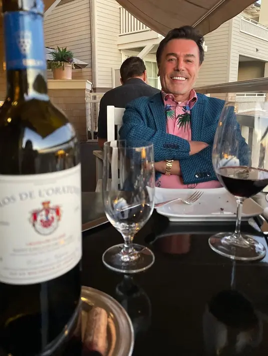 "Ya, suamiku memiliki senyum terbaik di dunia! Semoga semuanya menikmati akhir pekan yang panjang, #SpoiledWife," tulis Farah Quinn dalam bahasa Inggris. [Instagram/farahquinnofficial]