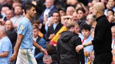 Pemain Manchester City, Rodri, meninggalkan lapangan usai menerima kartu merah saat melawan Nottingham Forest pada laga Liga Inggris di Stadion Etihad, Minggu (24/9/2023). Rodri diusir wasit setelah mencekik leher pemain Nottingham Forest, Morgan Gibbs-White. (AFP/Oli Scarff)