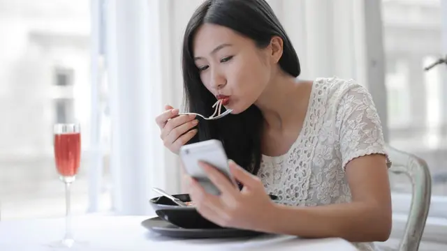 Terbiasa Membagi Perhatian Saat Makan