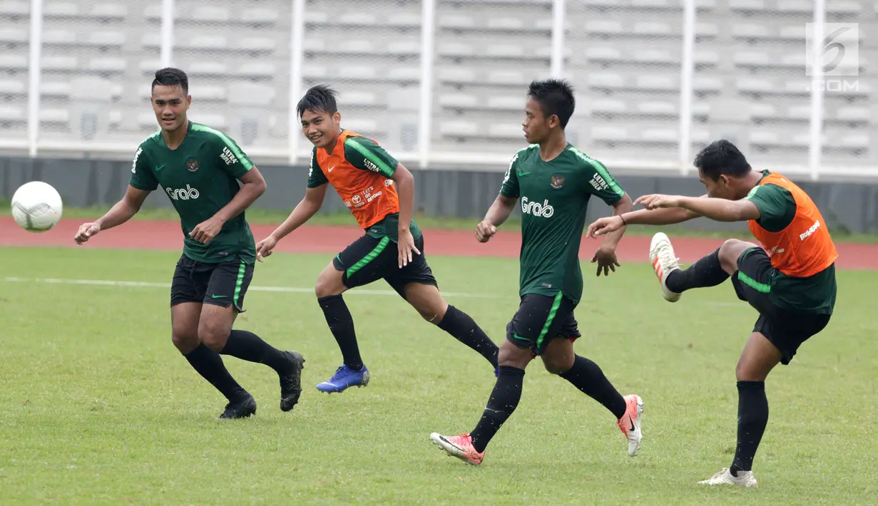 Pemain Timnas Indonesia U-22, Witan Sulaeman saat latihan di Stadion Madya, Senayan, Senin (21/1). Latihan kali ini tidak dipimpin Indra Sjafri karena sedang mengikuti lisensi kepelatihan Pro AFC di Spanyol. (Bola.com/M Iqbal Ichsan)
