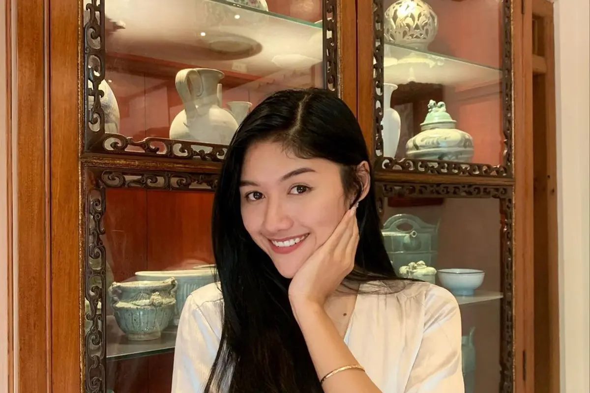 Erina Gudono Pakai Outfit Putih, Aura Menawan Terpancarkan