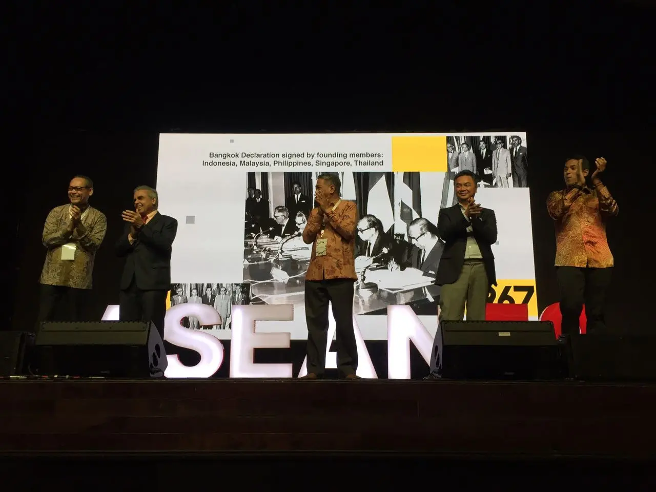 Sebelum membuka CIFP 2017, Dino Patti Djalal mengajak seluruh tamu undangan untuk bertepuk tangan selama satu menit sebagai tanda ucapan hari jadi ASEAN ke-50 tahun (Liputan6.com/Teddy Tri Setio Berty)