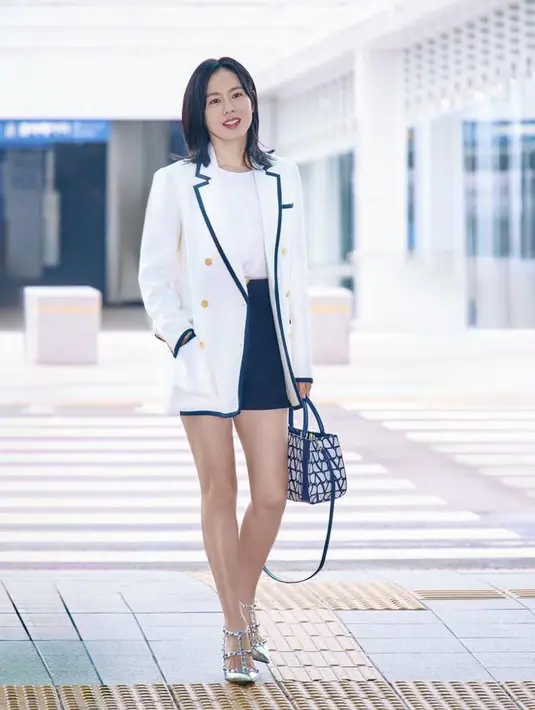 Dalam kesempatan itu, ibu satu anak ini tampil elegan dalam balutan outfit monokrom lansiran Valentino.