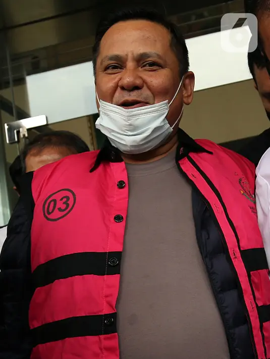 Salah satu tersangka kasus hilangnya red notice Djoko Tjandra dilimpahkan ke Kejaksaan Negeri Jakarta Selatan, Jumat (16/10/2020). Bareskrim Polri menyerahkan tiga dari empat tersangka dan barang bukti kasus hilangnya red notice Djoko Tjandra ke Kejari Jakarta Selatan. (Liputan6.com/Johan Tallo)