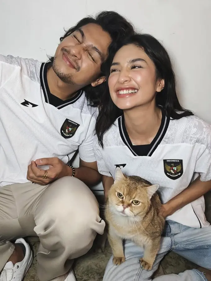 Mikha Tambayong dan Deva Mahenra Kenakan Jersey Timnas