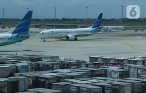 Pesawat Garuda terparkir di landasan pacu Terminal 3, Bandara Soekarno Hatta, Banten, Rabu (17/11/2021). Maskapai Garuda Indonesia akan menutup 97 rute penerbangannya secara bertahap hingga 2022 mendatang bersamaan dengan proses restrukturisasi yang tengah dilakukan. (Liputan6.com/Angga Yuniar)