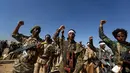 Anggota Houthi baru berteriak saat akan menuju pertempuran melawan pasukan pemerintah Yaman di Sanaa, Selasa (3/1). (REUTERS / Khaled Abdullah)