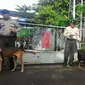 Polisi bersama anjing penjaga bersiaga pagi hari jelang eksekusi mati terpidana narkoba di LP Nusakambangan. (Liputan6.com/Ahmad Romadhoni)