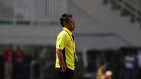 Pelatih Barito Putra, Mundari Karya di Stadion Pakansari, Bogor, Jumat (22/7/2016). (Bola.com/Nicklas Hanoatubun)