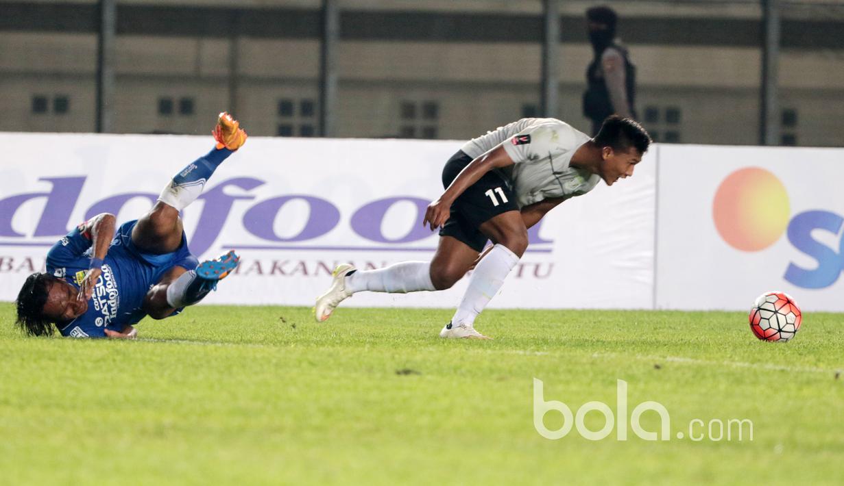 Perlawanan keras dari Persela Lamongan membuat para Persib Bandung sedikit kewalahan paada babak pertama laga Grup 3 Piala Presiden 2017 di Stadion Si Jalak Harupat, Soreang, Kabupaten Bandung, Jumat (17/2/2017).  (Bola.com/Nicklas Hanoatubun)