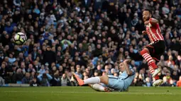 Pemain Southampton, Nathan Redmond, mencetak gol ke gawang Manchester City dalam laga Premier League di Stadion Etihad, Manchester, Minggu (23/10/2016). (AFP/Oli Scarff)