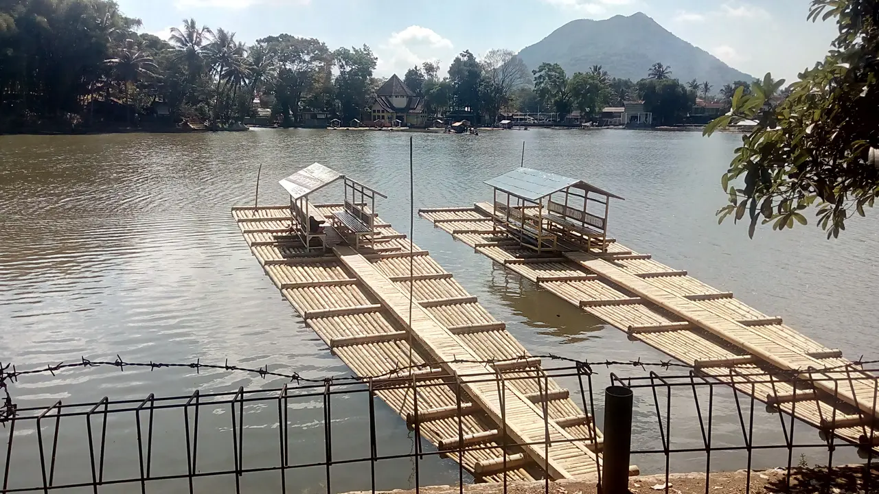 Sambut Pagi dengan Naik Rakit di Situ Cangkuang