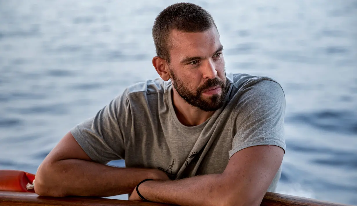 Bintang NBA asal Spanyol, Marc Gasol ambil bagian dalam misi penyelamatan bersama kapal milik LSM Proactiva Open Arms di Laut Mediterania, 16 Juli 2018. Proactiva Open Arms adalah sebuah LSM yang berusaha membantu para migran di laut yang tenggelam. (AFP)