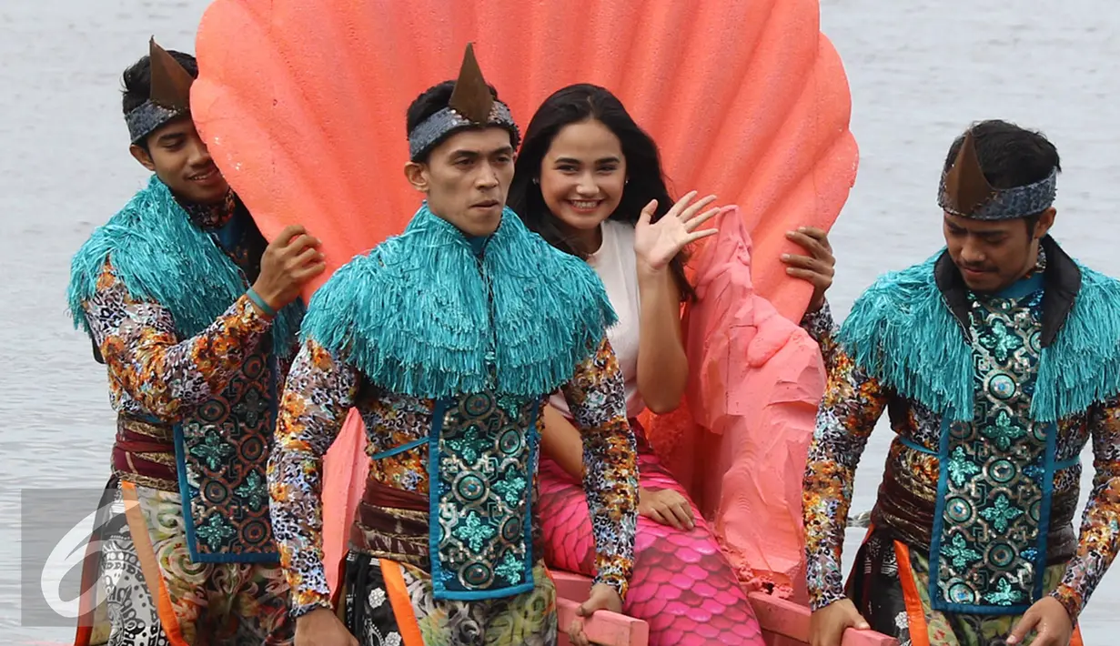Syifa Hadju ditandu saat peluncuran Mermaid in Love 2 Dunia season 2 di Pantai Lagon Ancol, Jakarta, Senin (5/12). Syifa Hadju tampak mengenakan kostum putri duyung. (Liputan6.com/Herman Zakharia)