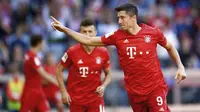 Striker Bayern Munchen, Robert Lewandowski, melakukan selebrasi usai membobol gawang Koln pada laga Bundesliga di Allianz Arena, Sabtu (21/9/2019). Bayern Munchen menang 4-0 atas Koln. (AP/Matthias Schrader)