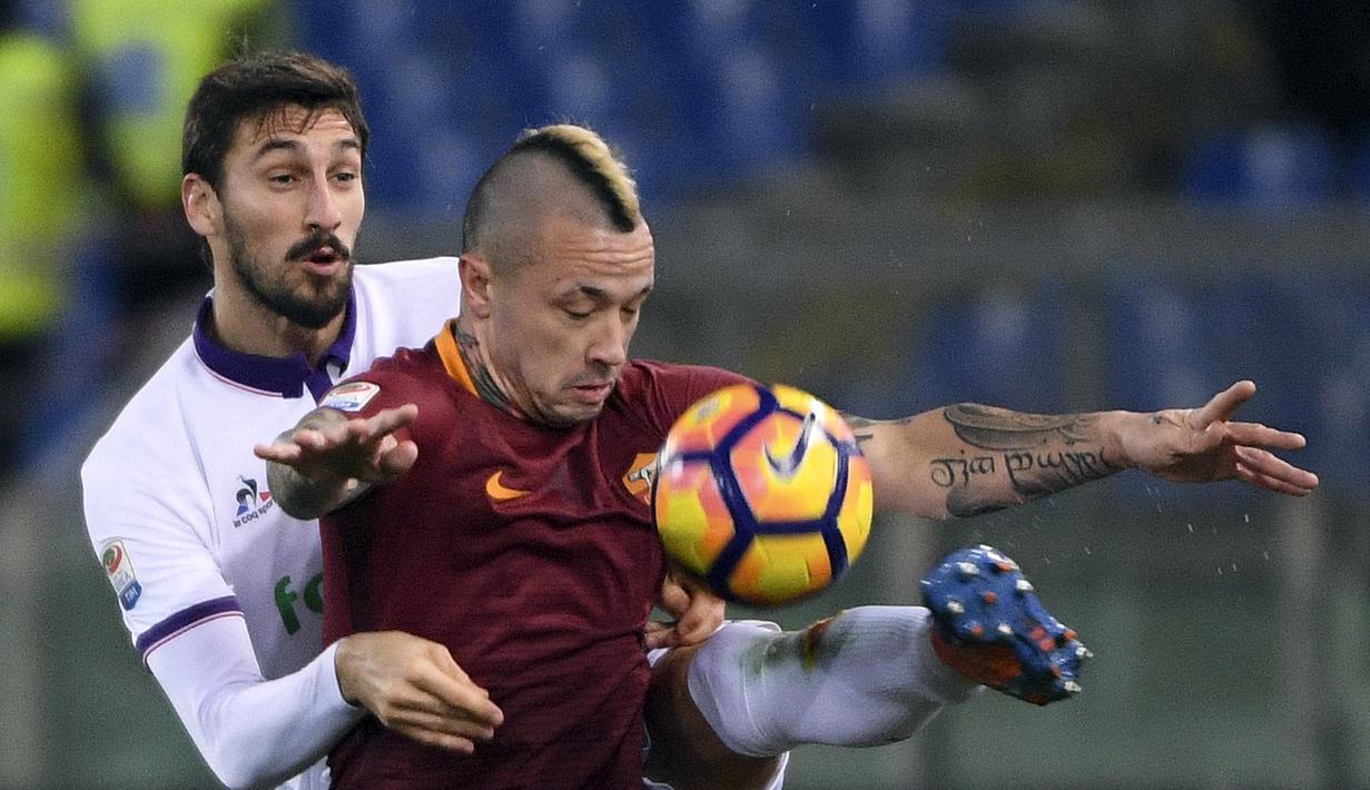 Pemain AS Roma, Radja Nainggolan menutup pergerakan pemain Fiorentina, Davide Astori saat berebut bola pada lanjutan Serie A Italia di  Olimpico stadium, Roma, (7/2/2017). AS Roma menang 4-0. (Maurizio Brambatti/ANSA via AP)