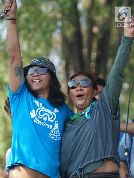 Duet Menteri Susi Pudjiastuti dengan Personel Slank, Kaka dan Ridho dalam pawai Bebas Sampah Plastik di Taman Aspirasi Monas, Jakarta, Minggu (21/7/2019). Pawai mengajak masyarakat untuk menolak penggunaan plastik sekali pakai karena sudah mengancam lingkungan. (Liputan6.com/Immanuel Antonius)