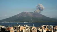 Polisi telah melancarkan operasi pencarian dan penyelamatan tetapi abu yang jatuh menghambat upaya untuk sampai ke lokasi. (Liputan6/Sakurajima Volcano Research Centre)