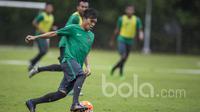 Gelandang Barito Putera, Paulo Sitanggang, menggiring bola saat mengikuti seleksi Timnas Indonesia U-22 di Lapangan SPH Karawaci, Banten, Selasa (21/2/2017).(Bola.com/Vitalis Yogi Trisna)
