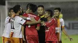 Para pemain Semen Padang dan PBFC beradu argumentasi pada laga semifinal Piala Jenderal Sudirman di Stadion Stadion Haji Agus Salim, Padang, Sabtu (16/1/2016). (Bola.com/Reza Bachtiar)
