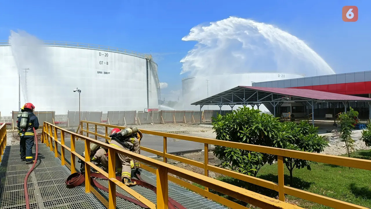 Petugas pemadam kebakaran Pertamina