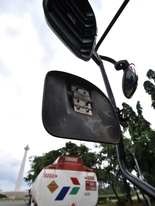 Kondisi kaca spion salah satu truk tangki yang dirusak pendemo di Lapangan Monas, Jakarta, Senin (18/3). Dua truk tangki tersebut hendak memasuki pintu Tol Ancol untuk pengiriman ke SPBU di Tangerang. (merdeka.com/Iqbal S. Nugroho)