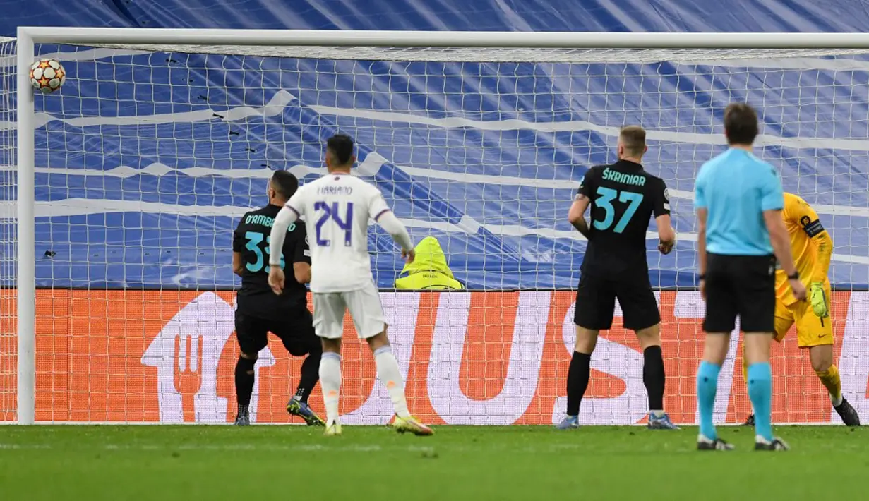 Penjaga gawang Inter Milan Samir Handanovic (kanan) kebobolan gol yang dicetak pemain Real Madrid Marco Asensio pada pertandingan sepak bola Grup D Liga Champions di Stadion Santiago Bernabeu, Madrid, Spanyol, 7 Desember 2021. Real Madrid menang 2-0. (OSCAR DEL POZO/AFP)