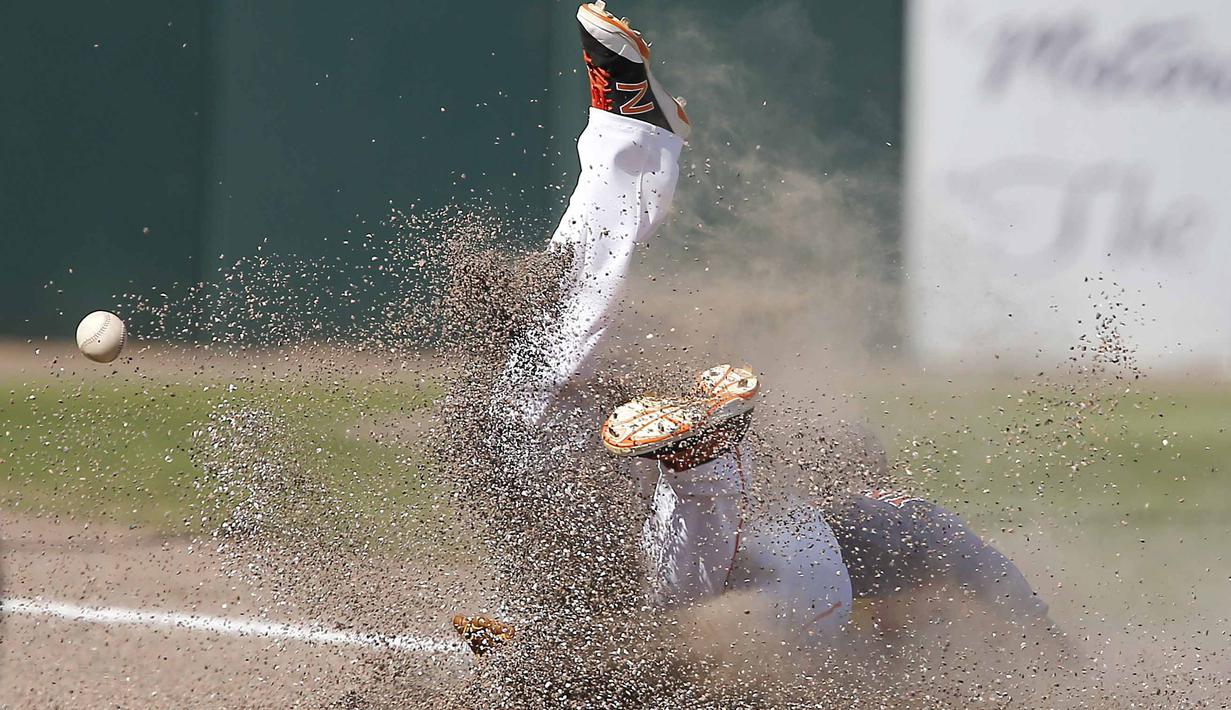 Pemain Houston Astros, Joe Sclafani (81) meluncur diatas tanah untuk menangkap bola pada pertandingan Baseball melawan Toronto Blue Jays di Stadion Osceola County, Minggu (6/3/2016) (Mandatory Credit: Reinhold Matay-USA TODAY Sports/Reuters)