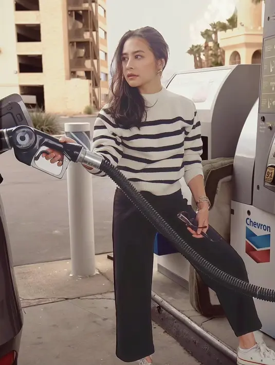 <p>Dalam balutan pakaian kasual yang stylish, ia memilih untuk tampil effortless namun tetap chic, menunjukkan bahwa ia bisa tampil kece meski sedang berada di tempat yang tak terduga. [@prillylatuconsina96]</p>