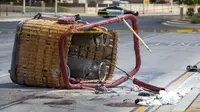 Keranjang balon udara yang jatuh tergeletak di trotoar di Albuquerque, New Mexico, Amerika Serikat, Sabtu (26/6/2021). Polisi mengatakan lima penumpang tewas setelah jatuh di jalan yang ramai. (AP Photo/Andres Leighton)