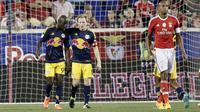 Bradley Wright-Phillips (kiri) dari New York Red Bulls merayakan golnya ke gawang Benfica, dalam pertandingan Internasional Champions Cup 2015. (EPA/JASON SZENES)
