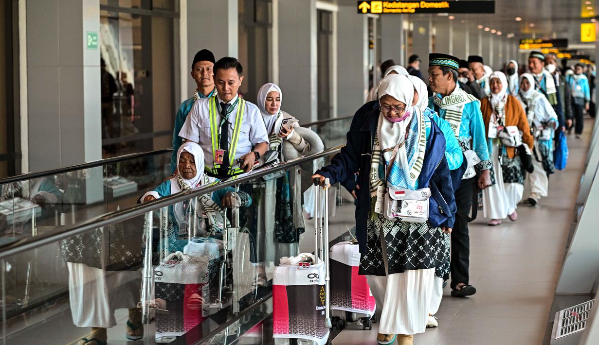 Sementara, kloter kedua juga akan memberangkatkan 380 calon jemaah haji. Tampak dalam foto, jemaah haji Indonesia berjalan menuju gerbang keberangkatan Bandara Internasional Juanda, Sidoarjo, Jawa Timur, Rabu 22 April 2026. (JUNI KRISWANTO/AFP)