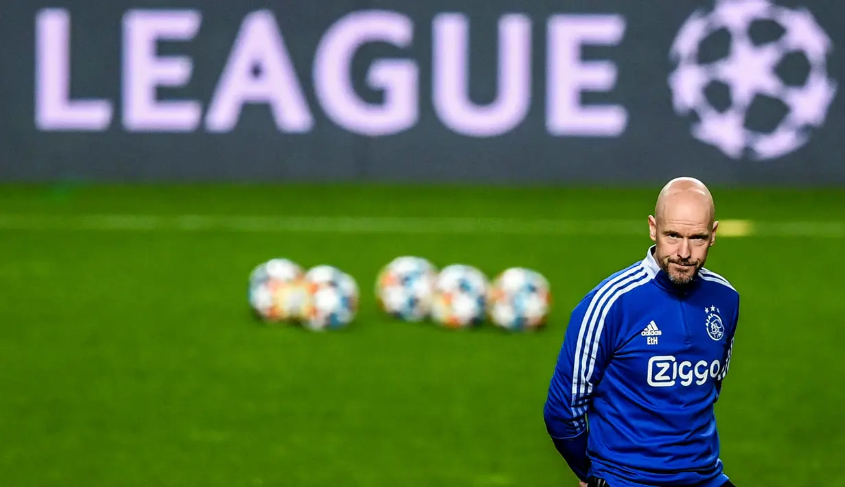 Pelatih Ajax Amsterdam Erik ten Hag mengambil bagian dalam sesi latihan di stadion Luz, Lisbon, 22 Februari 2022. Ajax akan melawat ke markas Benfica pada babak 16 besar Liga Champions 2021/2022, Kamis (24/2) dini hari WIB. (PATRICIA DE MELO MOREIRA/AFP)