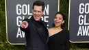 Komedian Jim Carrey dan Ginger Gonzaga berpose saat menghadiri Golden Globe Awards ke-76 di Beverly Hills, California (6/1). Jim Carrey juga sempat mengencani sejumlah selebriti tenar seperti Renee Zellweger dan Jenny McCarthy. (AP Photo/Jordan Strauss)