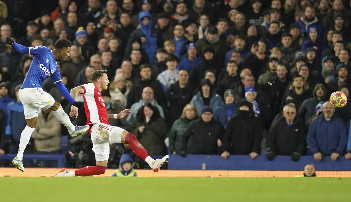 Pemain Everton Demarai Gray (kiri) mencetak gol ke gawang Arsenal pada pertandingan Liga Inggris di Goodison Park, Liverpool, Inggris, 6 Desember 2021. Arsenal kalah 1-2. (AP Photo/Jon Super)
