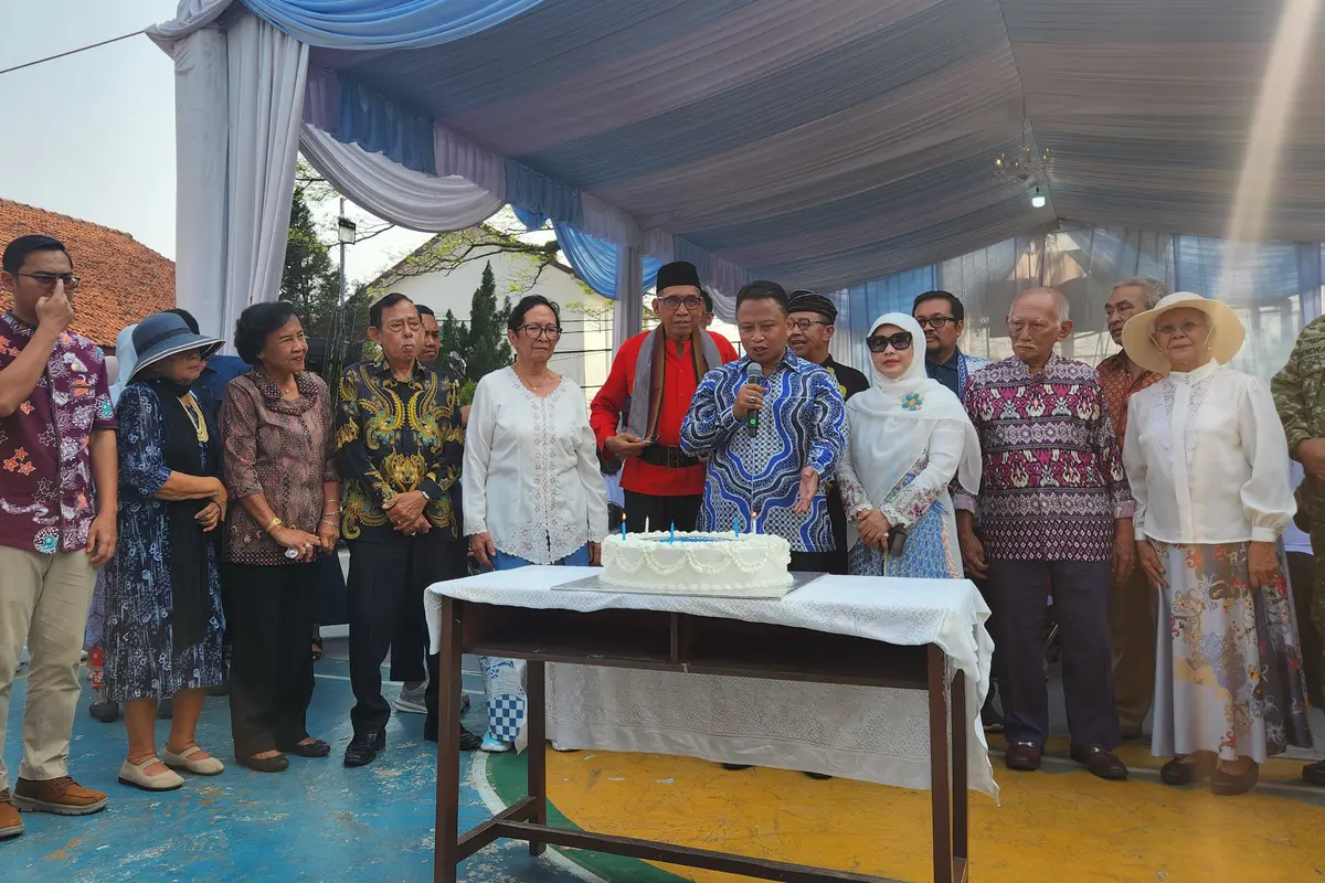 Sejumlah perwakilan marga saat merayakan HUT ke-312 Kaoem Depok pada festival Heritage Depok Lama, Jalan Pemuda, Depok.