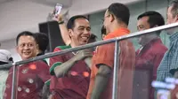 Presiden Jokowi menghampiri dan menyalami Gubernur DKI Jakarta Anies Baswedan setelah Persija Jakarta unggul dua gol atas Bali United pada Final Piala Presiden 2018 di Stadion Utama GBK, Sabtu (17/2). (LIputan6.com/Dok Gubernur DKI/Khairudin Safri)